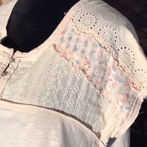 In Loom top short sleeve cream floral pattern, eyelets, floral detailing S - Picture 2 of 4